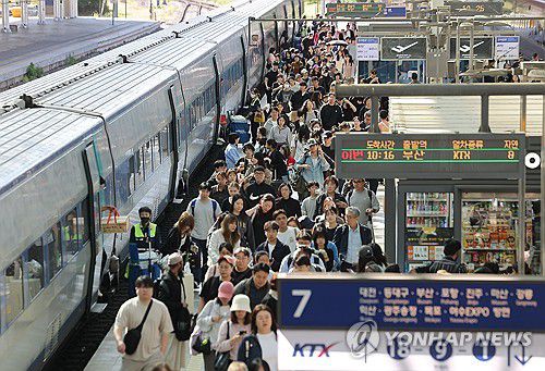 서울역 플랫폼 귀경 인파[연합뉴스 자료사진]