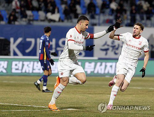 부천FC 바사니, 선제골(수원=연합뉴스) 이지은 기자 = 8일 수원종합운동장에서 열린 프로축구 승강 플레이오프 2차전 수원FC와 부천FC의 경기. 전반 부천FC 바사니가 선제골을 넣은 뒤 기뻐하고 있다. 2025.12.8 jieunlee@yna.co.kr