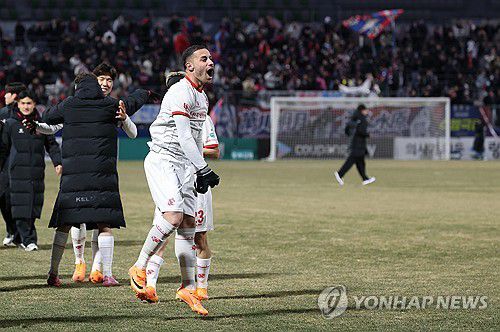 부천, 18년 만의 한풀이(수원=연합뉴스) 이지은 기자 = 8일 수원종합운동장에서 열린 프로축구 승강 플레이오프 2차전 수원FC와 부천FC의 경기. 3대2로 승리하며 1부리그로 승격한 부천FC 바사니가 경기 후 기뻐하고 있다. 2025.12.8 jieunlee@yna.co.kr