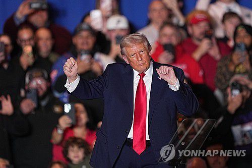 연설 후 음악에 맞춰 춤추는 트럼프[AP=연합뉴스. 재판매 및 DB 금지]