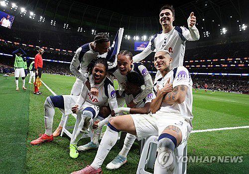 골세리머니를 펼치는 토트넘 선수들[로이터=연합뉴스]