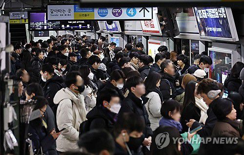 출근길 지하철 이용하는 시민들[연합뉴스 자료사진]