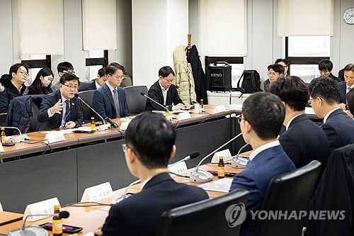 육상풍력 범정부 보급 가속 T/F 발족식(서울=연합뉴스) 김성환 기후에너지환경부 장관이 3일 서울 여의도 전력기반센터에서 열린 '육상풍력 범정부 보급 가속 T/F 발족식'에서 회의를 주재하고 있다. 2025.12.3 [기후에너지환경부 제공. 재판매 및 DB 금지] photo@yna.co.kr