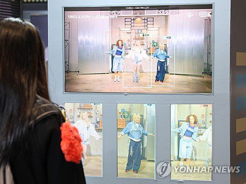 AI 활용한 영상들12월 4일 서울 강남구 코엑스 더플라츠에서 열린 'AI콘텐츠 페스티벌'에서 참관객이 촬영본을 AI로 확장한 영상을 관람하고 있다. [연합뉴스 자료사진]