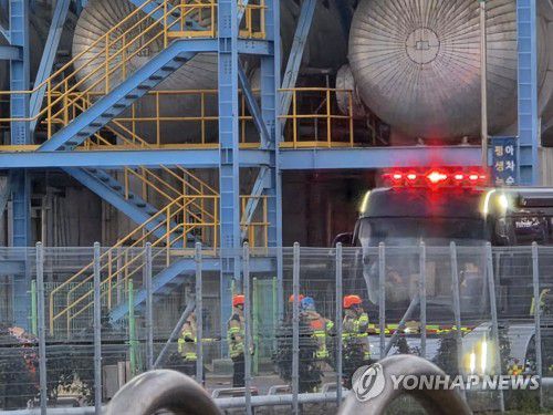 현장 살피는 소방관들(태안=연합뉴스) 김소연 기자 = 9일 소방당국 관계자들이 충남 태안군 원북면 태안화력발전소 석탄가스화 복합발전설비(IGCC)에서 발생한 불을 모두 끈 뒤 현장을 살피고 있다. 2025.12.9 soyun@yna.co.kr