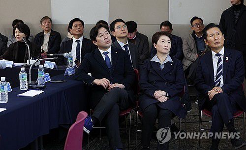 민주당 호남발전특위 성과보고회(광주=연합뉴스) 조남수 기자 = 더불어민주당 정청래 대표와 이언주 최고위원 등 지도부가 10일 오전 광주 서구 김대중컨벤션센터에서 열린 호남발전특별위원회 성과보고회에서 한정애 정책위원회 의장의 발표를 듣고 있다. 2025.12.10 iso64@yna.co.kr