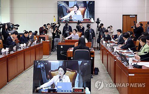 국회 법사위 전체회의(서울=연합뉴스) 이동해 기자 = 10일 국회에서 열린 법제사법위원회 전체회의에서 추미애 위원장이 의사봉을 두드리고 있다. 2025.12.10 eastsea@yna.co.kr