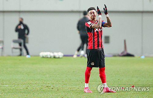 고별전 마무리한 린가드(서울=연합뉴스) 서명곤 기자 = FC서울 제시 린가드가 10일 서울 마포구 서울월드컵경기장에서열린 2025-2026 아시아축구연맹(AFC) 챔피언스리그 엘리트(ACLE) 리그 스테이지 6차전  멜버른 시티(호주)와의 경기가 끝난 뒤 관중석을 향해 손을 흔들고 있다.        두 시즌 동안 K리그1 60경기에 나서 16골 7도움의 성적표를 남긴 린가드는 계약 연장 옵션을 가동하지 않기로 했다. 2025.12.10 seephoto@yna.co.kr