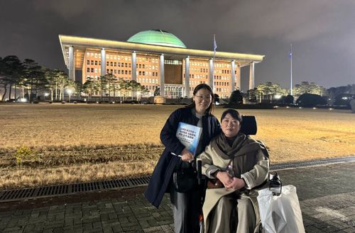 토론회 마치고 국회의사당 배경으로 기념촬영[본인 제공]