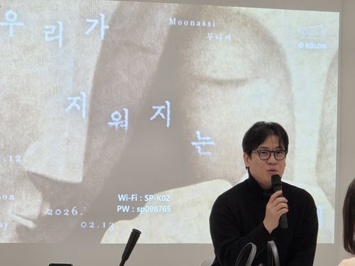 작가 무나씨(서울=연합뉴스) 박의래 기자 = 작가 무나씨가 11일 서울 강서구 마곡동 스페이스K 서울에서 개인전을 앞두고 작품에 대해 설명하고 있다. 2025.12.11. laecorp@yna.co.kr