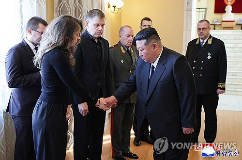 김정은, 러 대사관 찾아 마체고라 추모(평양 조선중앙통신=연합뉴스) 김정은 북한 국무위원장이 지난 10일 주북 러시아 대사관을 찾아 최근 별세한 알렉산드르 마체고라 대사를 추모했다고 조선중앙통신이 11일 보도했다. 2025.12.11      [국내에서만 사용가능. 재배포 금지. For Use Only in the Republic of Korea. No Redistribution] nkphoto@yna.co.kr