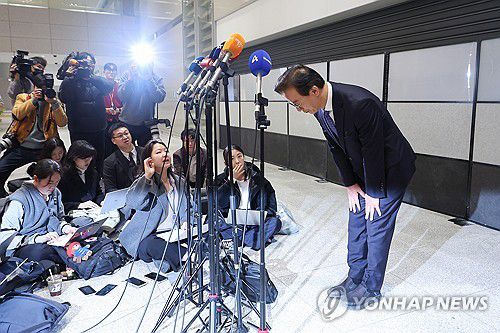 사의 표명한 전재수 해양수산부 장관(영종도=연합뉴스) 김주형 기자 = 전재수 해양수산부 장관이 11일 '유엔해양총회' 유치 활동을 마치고 귀국하며 취재진에 인사하고 있다.      전재수 장관은 이날 사의를 표명했다. 2025.12.11 kjhpress@yna.co.kr