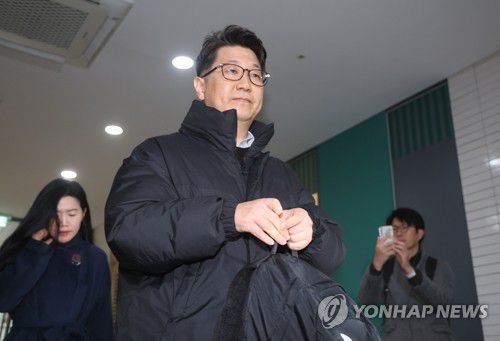 '쿠팡 수사외압' 폭로 문지석 검사, 특검 참고인 출석(서울=연합뉴스) 신준희 기자 = '쿠팡 일용직 노동자 퇴직금 미지급' 사건 수사 과정에서 상관의 외압이 있었다고 폭로한 문지석 검사가 11일 서울 서초구 안권섭 특별검사팀 사무실에 참고인 신분으로 출석하고 있다. 2025.12.11 hama@yna.co.kr