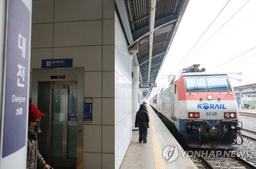 파업 유보로 정상 운행 중인 열차(대전=연합뉴스) 이주형 기자 = 전국철도노동조합(철도노조)가 파업을 유보하기로 한 11일 오전 대전역 승강장에 무궁화호 열차가 진입하고 있다. 2025.12.11 coolee@yna.co.kr coolee@yna.co.kr