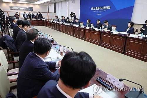 제1차 의료혁신위원회(서울=연합뉴스) 이정훈 기자 = 정기현 의료혁신위원장이 11일 서울 종로구 정부서울청사에서 열린 제1차 의료혁신위원회에서 발언하고 있다. 2025.12.11 uwg806@yna.co.kr