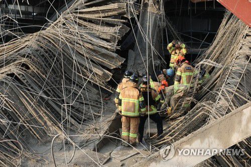 매몰자 수색 중인 구조대(광주=연합뉴스) 조남수 기자 = 11일 광주 서구 광주대표도서관 공사현장에서 철골 구조물이 붕괴돼 구조대가 매몰 작업자 구조 활동을 하고 있다. 2025.12.11 iso64@yna.co.kr