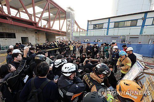 브리핑하는 소방당국(광주=연합뉴스) 조남수 기자 = 11일 오후 광주 서구 치평동 광주대표도서관 건립공사장 붕괴현장에서 백경민 서부소방서 현장단장이 브리핑하고 있다. 2025.12.11 iso64@yna.co.kr