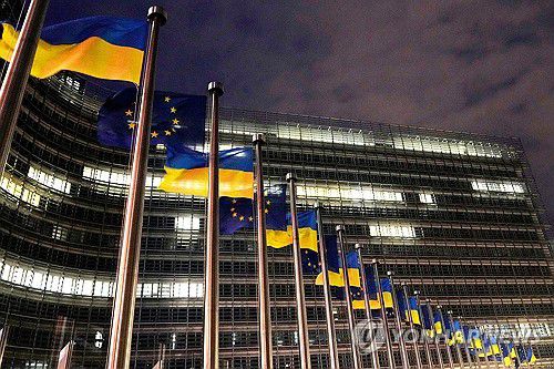 올해 2월 24일 우크라전 3년을 맞아 EU 본부 앞에 걸린 우크라 국기 [AP 연합뉴스 자료사진. 재판매 및 DB 금지]