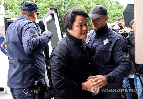 몬테네그로 법원으로 이송 중인 권도형[EPA 연합뉴스 자료사진. 재판매 및 DB 금지]