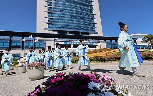 강릉단오제 신주미 봉정 행사[연합뉴스 자료사진]