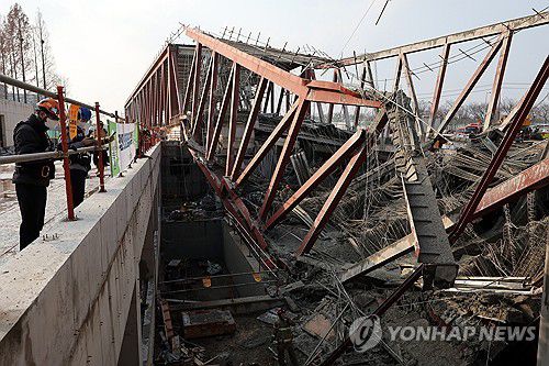 광주대표도서관 건립공사장 붕괴(광주=연합뉴스) 조남수 기자 = 11일 오후 광주 서구 치평동 광주대표도서관 건립공사장에서 붕괴 사고가 발생해 소방대원들이 매몰자 구조 작업을 벌이고 있다. 2025.12.11 iso64@yna.co.kr