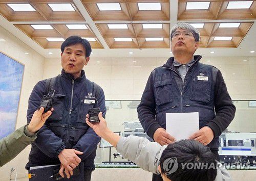 임단협 타결 뒤 취재진 만난 서울지하철 1노조(서울=연합뉴스) 정수연 기자 = 민주노총 공공운수노조 서울교통공사노동조합 김태균 위원장(오른쪽)과 김진환 교육소통실장이 12일 서울 성동구 서울교통공사 본사에서 임금·단체협약 협상 타결과 관련해 설명하고 있다. 2025.12.12 jsy@yna.co.kr