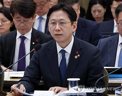 업무보고 하는 배경훈 부총리(세종=연합뉴스) 한상균 기자 = 배경훈 부총리 겸 과학기술정보통신부 장관이 12일 세종시 정부세종컨벤션센터에서 이재명 대통령에게 업무보고를 하고 있다. 2025.12.12 xyz@yna.co.kr