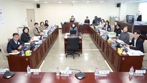 2026년 예산안을 심사중인 고양시의회 예산결산특별위원회 위원들[고양시의회 제공. 재판매 및 DB 금지]