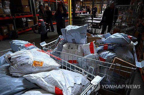 벨기에 공항에 쌓인 중국발 소포[AFP 연합뉴스 자료사진]