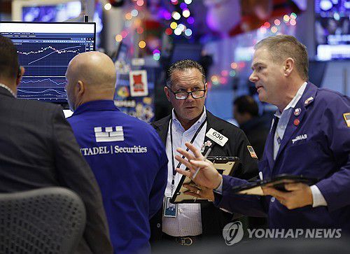 뉴욕증권거래소의 트레이더들[UPI 연합뉴스 자료사진. 재판매 및 DB 금지]