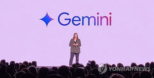 '구글 제미나이'   (파리=연합뉴스) 송진원 기자 = 10일 프랑스 파리 루브르 박물관에서 열린 갤럭시 언팩 2024에서 '갤럭시 Z 폴드6'와 '갤럭시 Z 플립6'에 탑재된 '구글 제미나이' 앱이 공개되고 있다. 2024.7.10     san@yna.co.kr