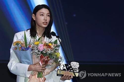 프로배구 여자부 20주년 역대 베스트 7 선정된 김연경(서울=연합뉴스) 신현우 기자 = 14일 서울 서대문구 스위스그랜드호텔에서 열린 프로배구 도드람 2024-2025 V리그 시상식에서 여자부 20주년 역대 베스트 7에 선정된 흥국생명 아웃사이드 히터 김연경이 소감을 밝히고 있다. 2025.4.14 nowwego@yna.co.kr
