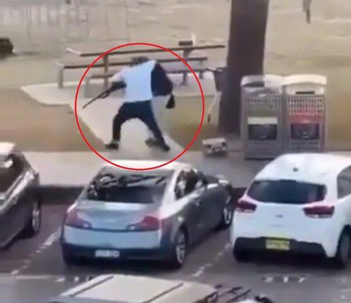 총격범 제압하는 아흐메드 알 아흐메드[독자 입수 제공. 소셜미디어 캡처. 재판매 및 DB 금지]