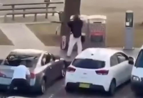 총격을 가하고 있는 용의자 뒤로 몰래 다가가는 아흐메드[소셜미디어 캡처. 재판매 및 DB 금지]