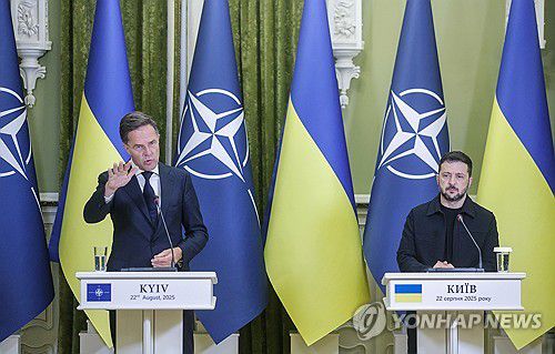 지난 8월 키이우에서 공동 기자회견하는 뤼터 나토 사무총장과 젤렌스키 우크라이나 대통령[EPA=연합뉴스 자료사진]