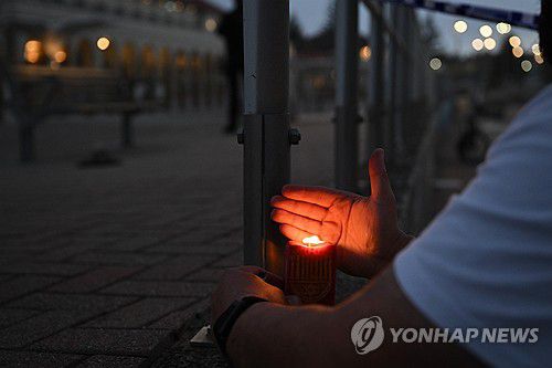 시드니 총기난사 사건 현장에 밝혀진 촛불15일(현지시간) 호주 뉴사우스웨일즈(NWS)주 시드니 본다이 해변의 총기난사 사건 현장에 15일(현지시간) 유대교 상징물인 '메노라' 촛대가 그려진 촛불이 밝혀져 있다. [EPA=연합뉴스]