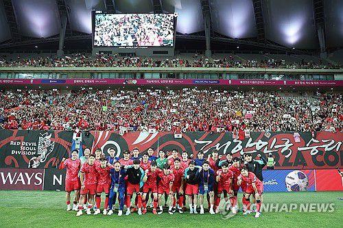 관중들과 함께 기념촬영하는 축구 대표팀(서울=연합뉴스) 김성민 기자 = 한국 축구 국가대표팀 선수들이 10일 서울월드컵경기장에서 열린 11회 연속 월드컵 본선 진출 축하 행사에서 관중들과 함께 기념 촬영을 하고 있다. 2025.6.10 ksm7976@yna.co.kr