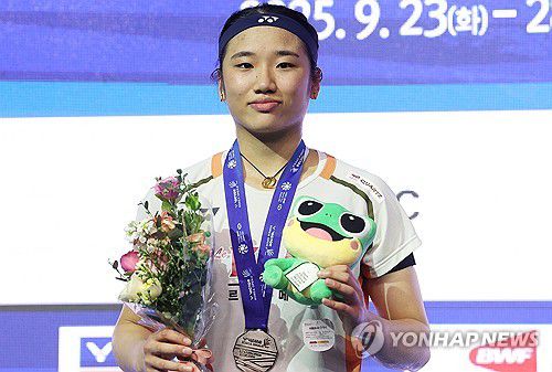 안세영, 코리아오픈 준우승(수원=연합뉴스) 홍기원 기자 = 28일 경기도 수원체육관에서 열린 세계배드민턴연맹(BWF) 월드투어 슈퍼 500 코리아오픈 여자단식 결승에서 일본 야마구치 아카네에 패하며 준우승을 차지한 안세영이 시상식에서 포즈를 취하고 있다. 2025.9.28 xanadu@yna.co.kr
