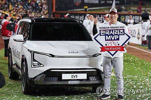한국시리즈 MVP 차지한 김현수(대전=연합뉴스) 서대연 기자 = 31일 대전 한화생명 볼파크에서 열린 2025 프로야구 KBO리그 포스트시즌 한국시리즈 시상식에서 통합 우승을 차지한 LG 트윈스 김현수가 한국시리즈 MVP를 수상한 뒤 기념 촬영을 하고 있다. 김현수는 5경기 17타수 9안타, 타율 0.529에 홈런 1개, 8타점으로 맹활약하며 팀 우승을 이끌었다. 2025.10.31 dwise@yna.co.kr
