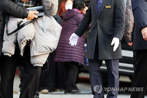 눈물 훔치는 광주대표도서관 붕괴 사고 피해자(광주=연합뉴스) 정다움 기자 = 15일 오전 광주 광산구 한 장례식장에서 열린 '광주대표도서관 붕괴 사고' 희생자 중 한 명인 50대 김모 씨의 발인식에서 유족이 눈물을 흘리고 있다.     지난 11일 광주 서구 치평동 옛 상무소각장 부지에 조성 중이던 광주대표도서관 건립 공사장 일부가 무너지면서 작업자 4명이 매몰됐다가 숨진 채 발견됐다. 2025.12.15 daum@yna.co.kr