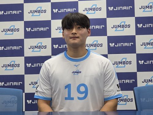 배구 시구룰 마치고 취재진과 인터뷰하는 조병현(인천=연합뉴스) 하남직 기자 = 프로야구 SSG 마무리 투수 조병현이 16일 인천 계양체육관에서 열린 프로배구 대한항공-현대캐피탈전에서 시구를 한 뒤, 취재진과 인터뷰하고 있다.