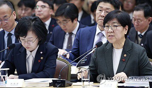 업무보고하는 정은경 복지부 장관(세종=연합뉴스) 김도훈 기자 = 정은경 복지부 장관이 16일 정부세종컨벤션센터에서 이재명 대통령에게 보건복지부 업무보고를 하고 있다.      왼쪽은 오유경 식약처장. 2025.12.16 [대통령실통신사진기자단] superdoo82@yna.co.kr