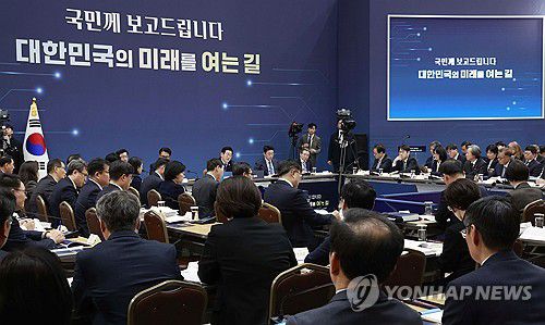 복지부·식약처 업무보고(세종=연합뉴스) 김도훈 기자 = 16일 정부세종컨벤션센터에서 이재명 대통령이 참석한 보건복지부(질병관리청)·식품의약품안전처 업무보고가 진행되고 있다. 2025.12.16 [대통령실통신사진기자단] superdoo82@yna.co.kr