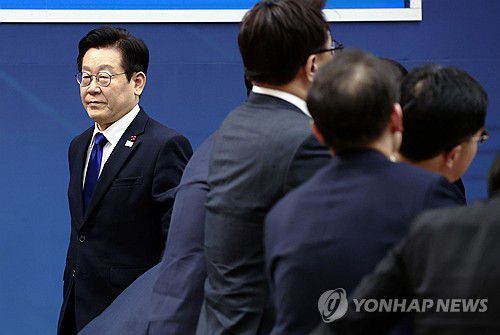 업무보고 마친 이재명 대통령(세종=연합뉴스) 김도훈 기자 = 이재명 대통령이 16일 정부세종컨벤션센터에서 문화체육관광부(국가유산청)·국민권익위원회 업무보고를 마친 후 이동하고 있다. 2025.12.16 [대통령실통신사진기자단] superdoo82@yna.co.kr