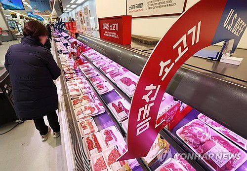 고환율에 수입 먹거리 비상(서울=연합뉴스) 김주형 기자 = 원/달러 환율이 고공행진을 하면서 수입 먹거리도 타격을 주고 있다. 27일 서울의 한 대형 마트에서 시민이 가성비가 좋다고 알려진 미국산 소고기를 살펴보고 있다     지난 19일 축산물품질평가원 축산유통정보에 따르면 국제 시세가 오른 데다 환율까지 상승하면서 미국산 갈빗살(냉장)은 100ｇ당 4천846원으로 9.7% 상승했으며 평년보다는 22.4% 비싸다고 밝혔다. kjhpress@yna.co.kr