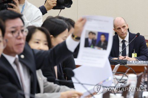 쿠팡 침해사고 관련 청문회(서울=연합뉴스) 이동해 기자 = 17일 국회 과학기술정보방송통신위원회에서 열린 쿠팡 침해사고 관련 청문회에서 국민의힘 의원들이 더불어민주당 김병기 원내대표와 쿠팡 대표의 오찬과 관련해 김 원내대표의 증인 출석을 요구하며 항의하는 가운데 해롤드 로저스 쿠팡 대표이사가 참석해 있다. 2025.12.17 eastsea@yna.co.kr