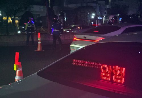 18일 오후 경기 수원시청 앞에서 진행된 음주운전 단속[촬영 권준우]