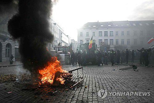 유럽연합(EU) 정상회의가 열린 18일 브뤼셀 시내에서 시위를 펼치는 농민들 [AFP 연합뉴스]