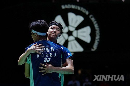 김원호와 포옹하는 서승재[신화통신=연합뉴스]