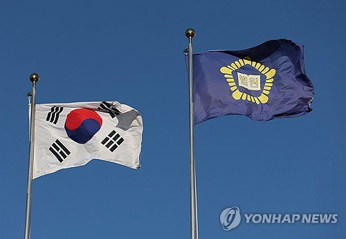 휘날리는 대법원 앞 깃발(서울=연합뉴스) 김성민 기자 = 전국법관대표회의는 8일 경기 고양시 일산 사법연수원에서 정기회의를 연다.      정기회의가 열린 이날 오전 서울 서초구 대법원 앞에 놓인 태극기와 법원 깃발이 휘날리고 있다. 2025.12.8 ksm7976@yna.co.kr